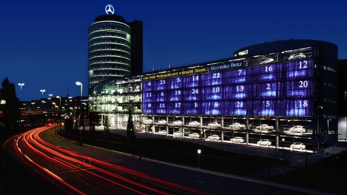 Mercedes Benz Eroffnet Riesigen Fashion Adventskalender In Munchen